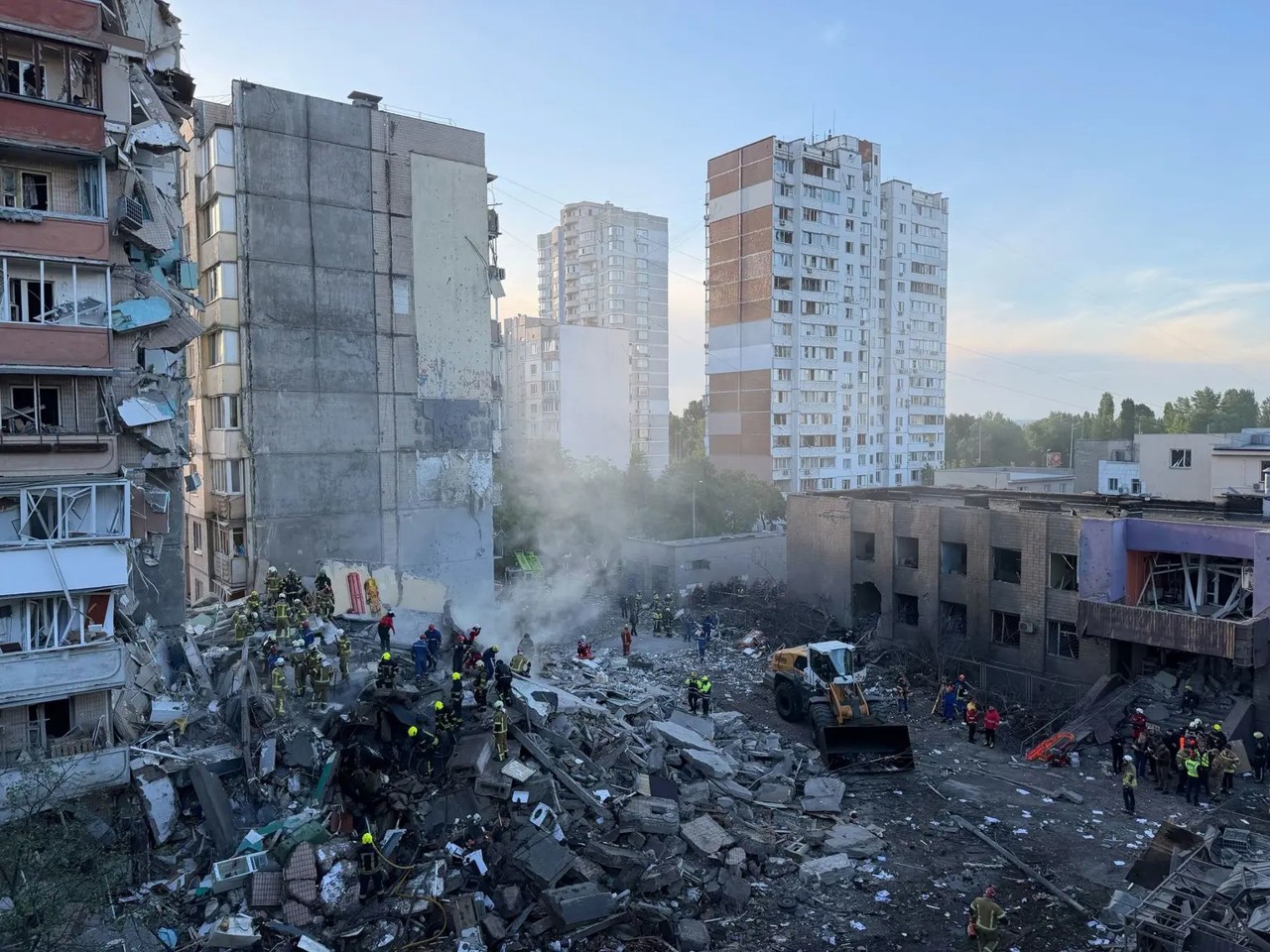 Atac masiv asupra Ucrainei: Un mort și zeci de răniți după bombardamentele Rusiei asupra Kievului