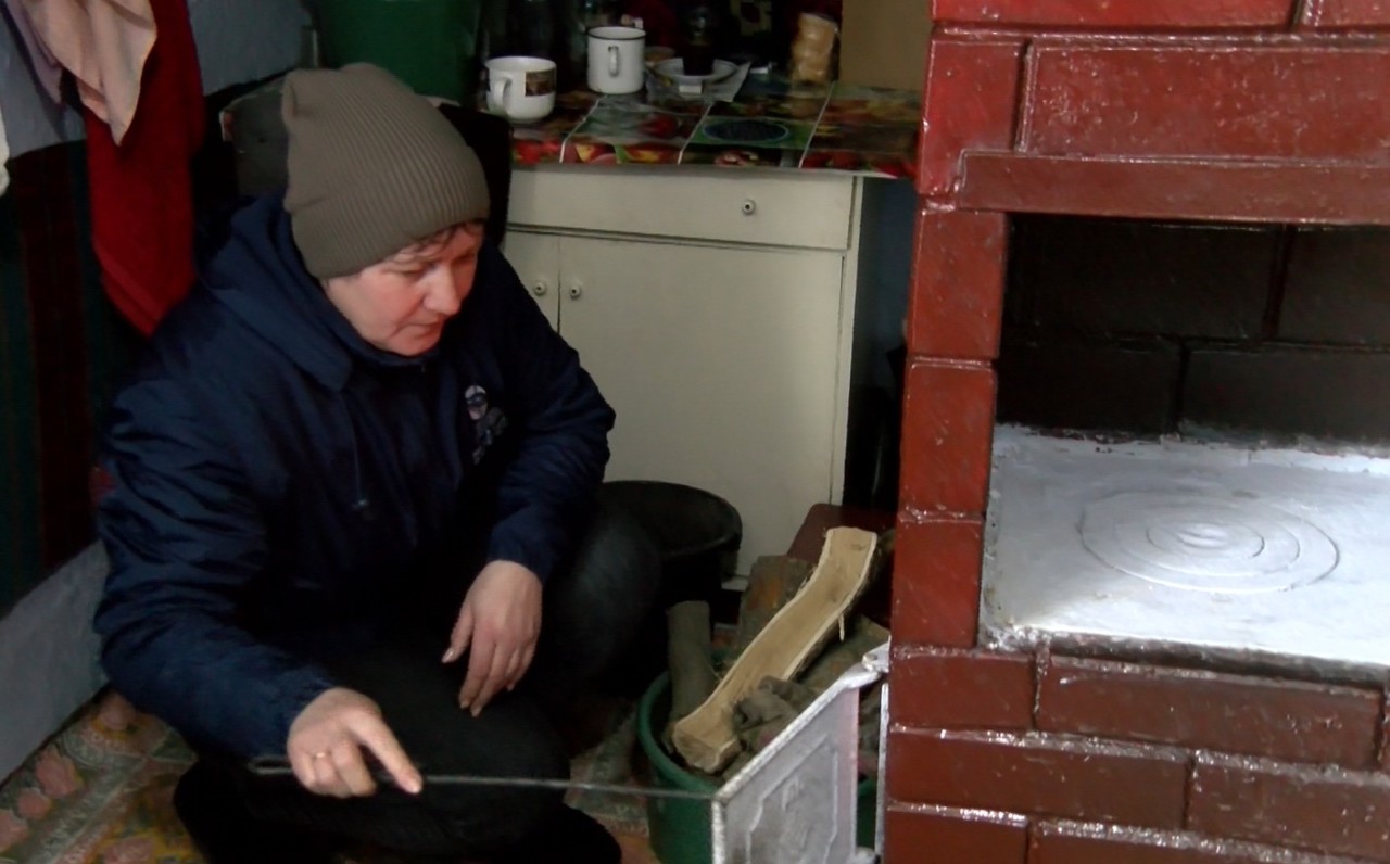 „Stau tare atentă lângă foc și curăț ursoaica o dată în an”: Locuitorii din Căinarii Vechi, verificați cum exploatează sobele