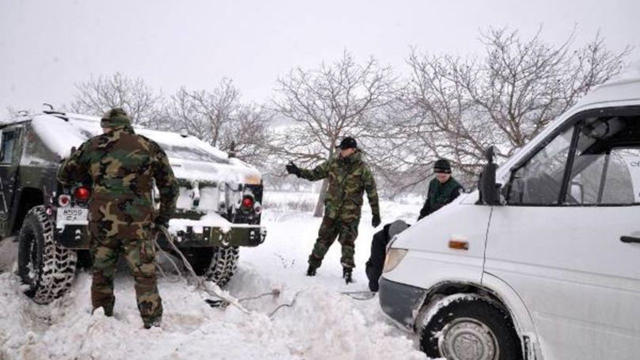 Guvernul mobilizează Armata pentru degivrarea trotuarelor din Chișinău