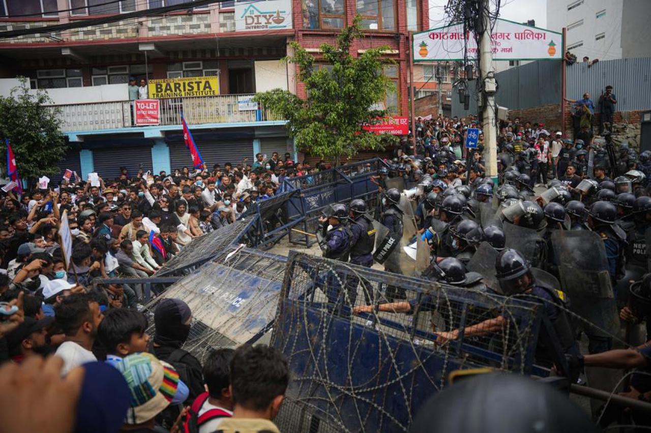 Proteste violente în Nepal. Premierul a demisionat 