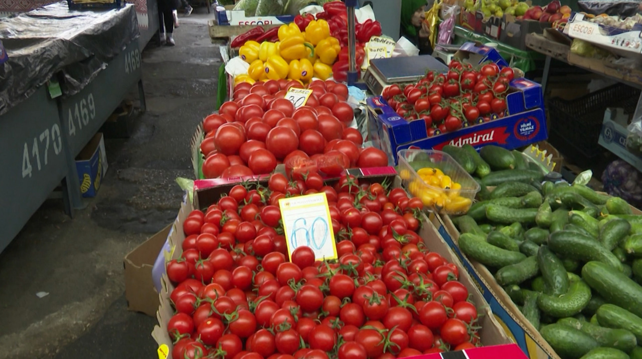 Oamenii caută cele mai mici prețuri în piețe, pe fondul scumpirilor la produse alimentare