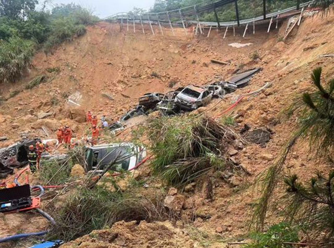 Cel puțin 19 morți în sudul Chinei, în urma surpării unei autostrăzi în provincia Guangdong