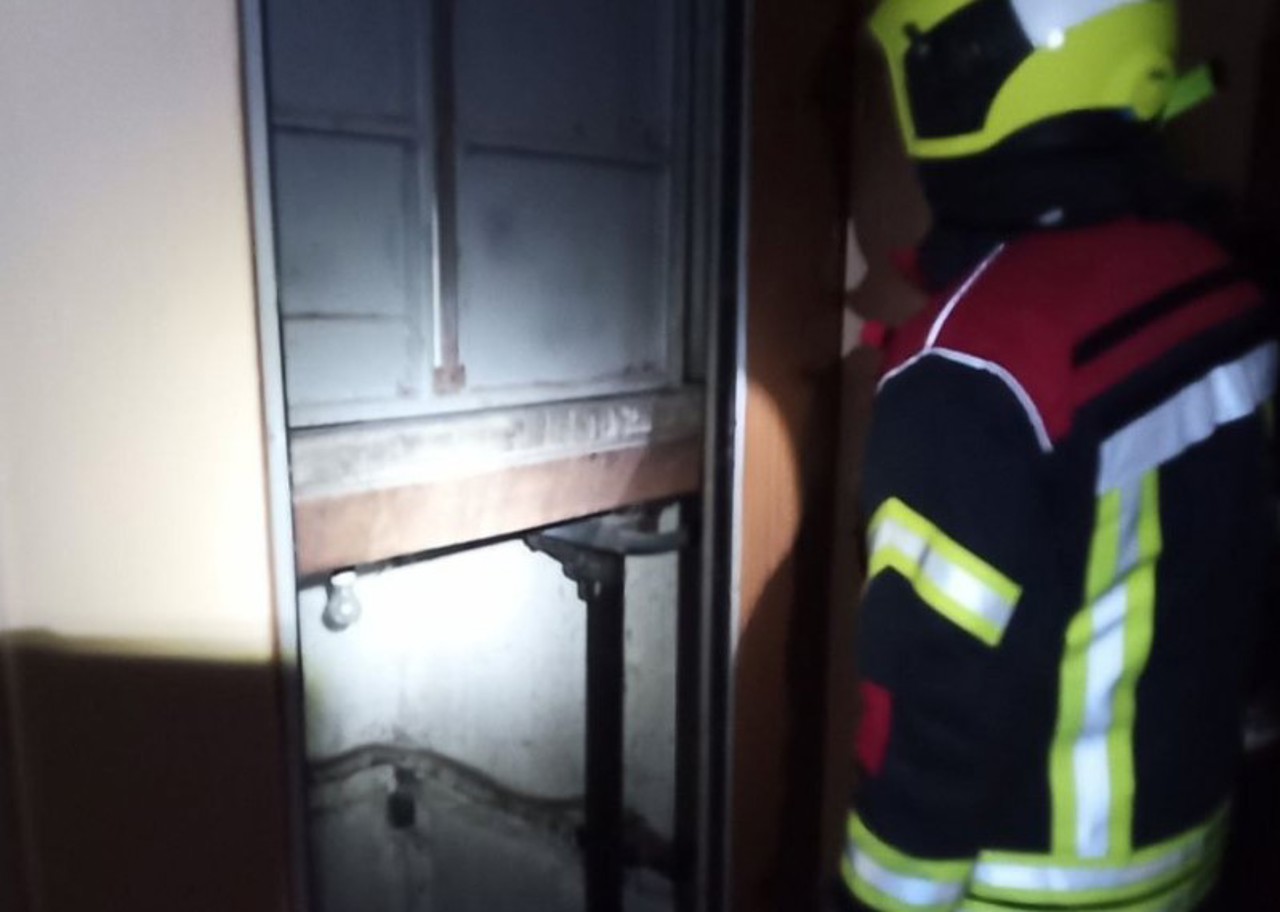 Un ascensor dintr-un bloc de locuințe din Chișinău a căzut în gol. Persoanele aflate în el nu au avut de suferit