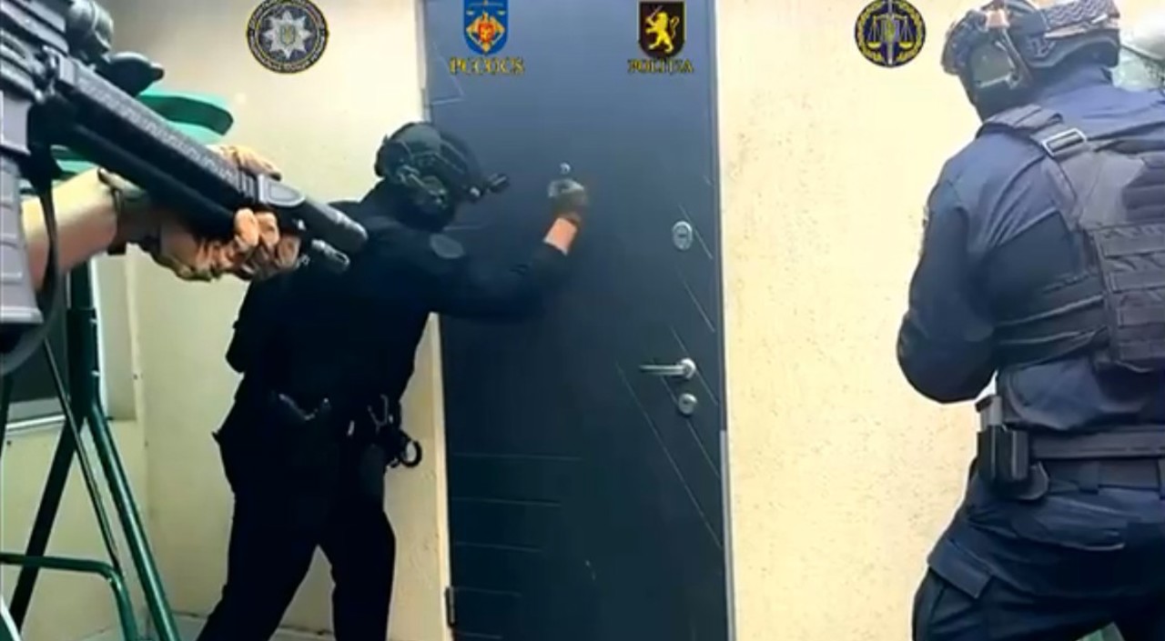 A încasat peste un milion de lei pentru mașini care nu au mai ajuns la destinație. Un ucrainean, reținut în Republica Moldova