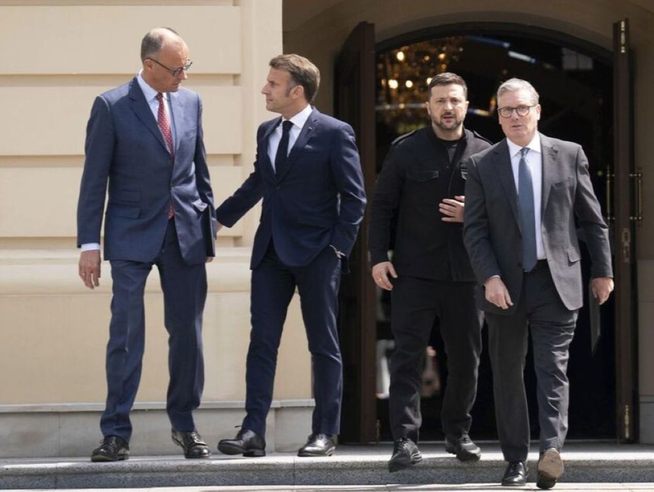 Întâlnire la Londra într-un moment-cheie al negocierilor pentru pace: discuții între Zelenski și liderii europeni