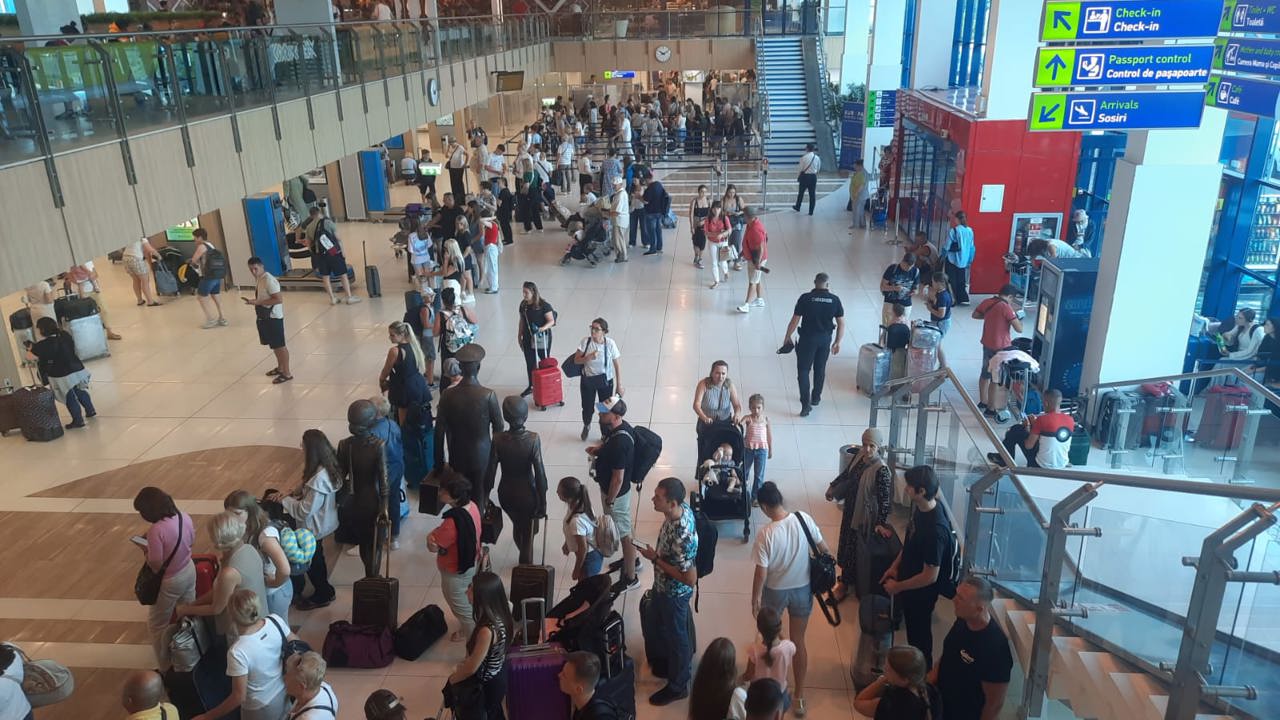 Prețuri mai mici, cozi mai mari: Planurile autorităților pentru a reduce aglomerația de la aeroportul din Chișinău 