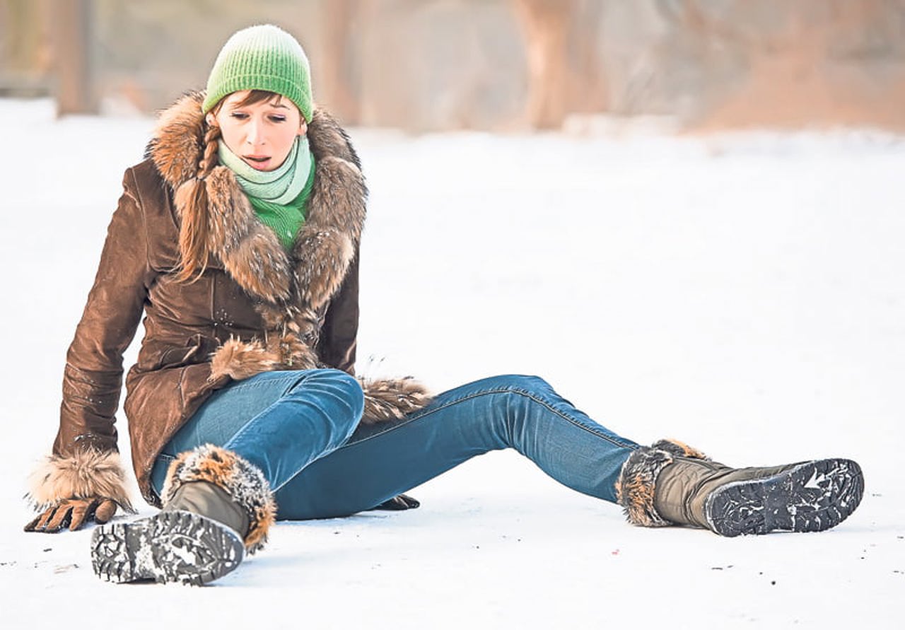 Более ста человек получили травматические повреждения опорно-двигательного аппарата и скелета при падении на лед