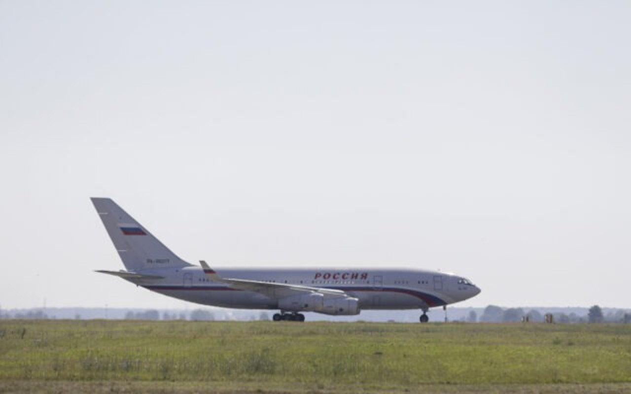 Avionul cu cei 40 de diplomați ruși expulzați a plecat la Moscova cu 6 ore întârziere