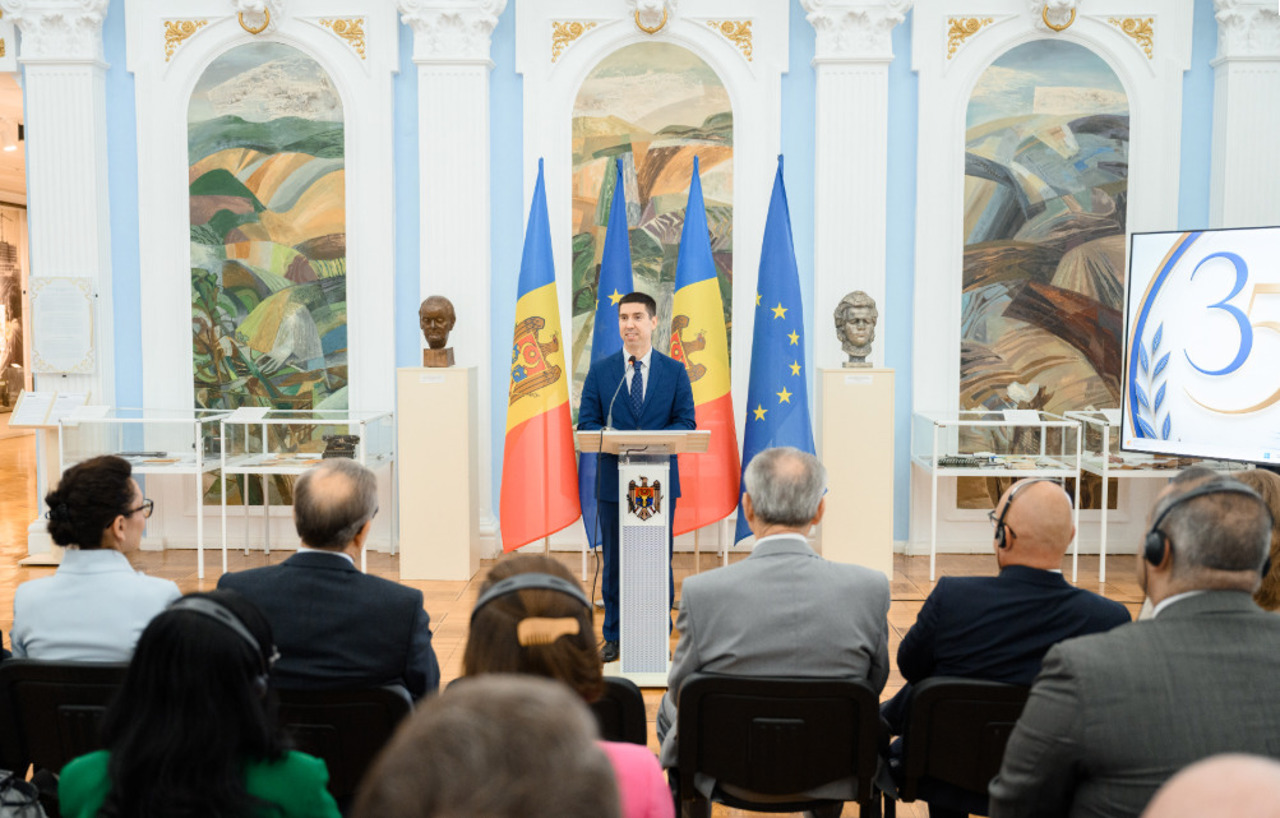 „Diplomația prin generații”: 35 de ani de politică externă a Republicii Moldova, prezentați într-o expoziție la Chișinău