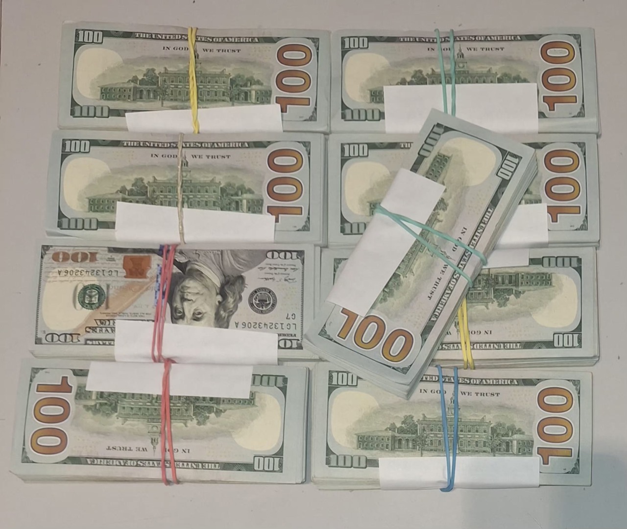 O femeie a încercat să zboare de la Chișinău la Bratislava cu 85.000 de dolari ascunși de vameși