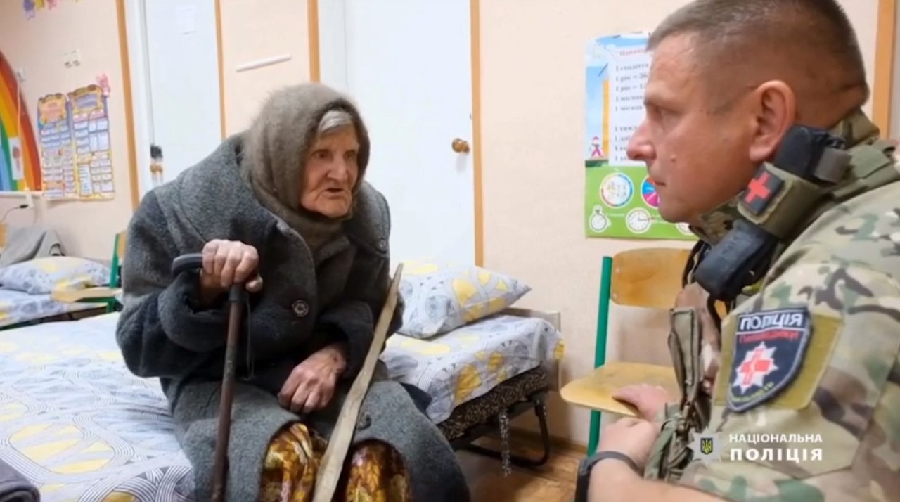 „Am supraviețuit acelui război și supraviețuiesc acest război.” O femeie de 98 de ani a mers pe jos 10 kilometri pentru a ieși din zona ocupată de ruși