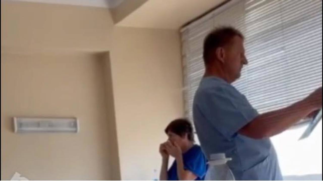 Doctorul filmat când mustra o pacientă din cauza că nu vorbește românește și-a aflat pedeapsa