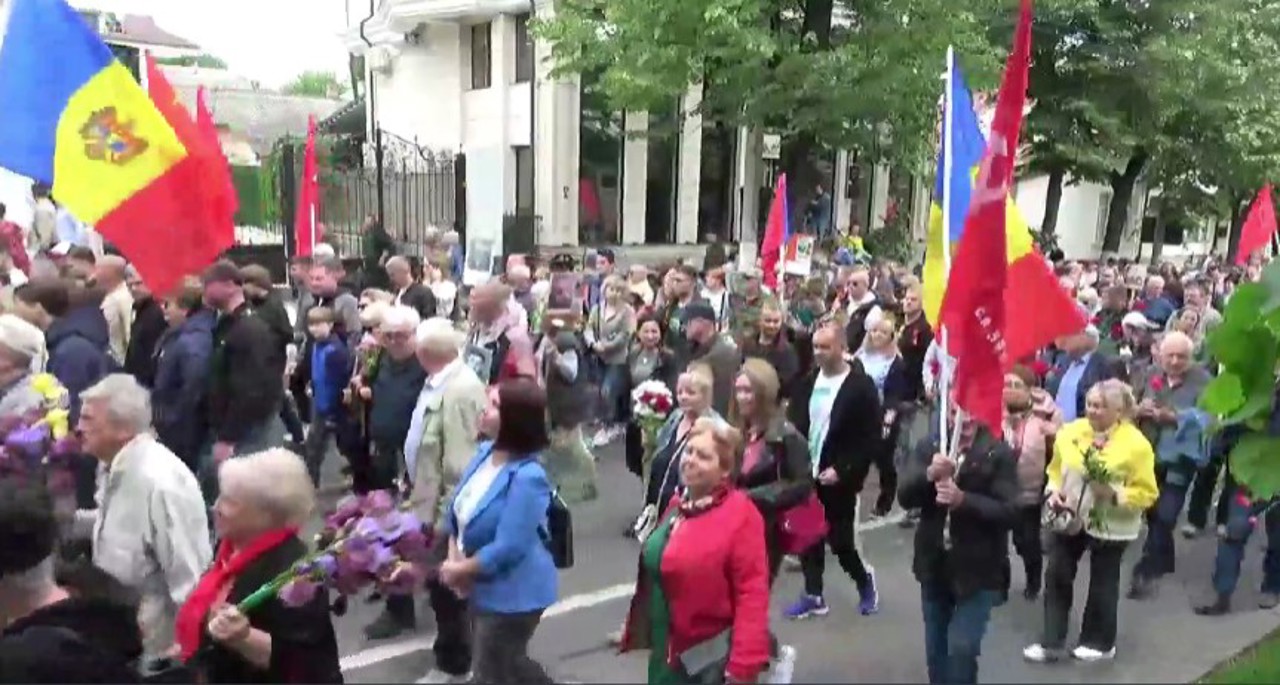 Marș de Ziua Victoriei la Chișinău cu muzică sovietică și simboluri interzise în Republica Moldova