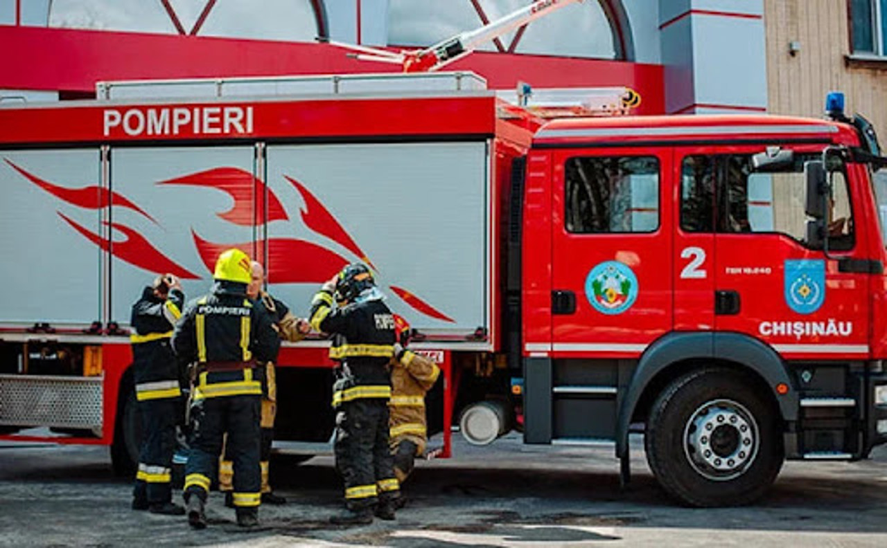 VIDEO | Incendiu într-un bloc de locuințe din Chișinău: un apartament de la etajul 15, în flăcări