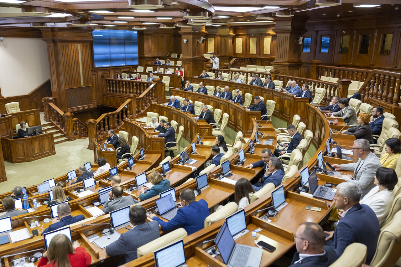 Parlamentul a votat noi cerințe de accesibilitate pentru produse digitale, servicii bancare și transport