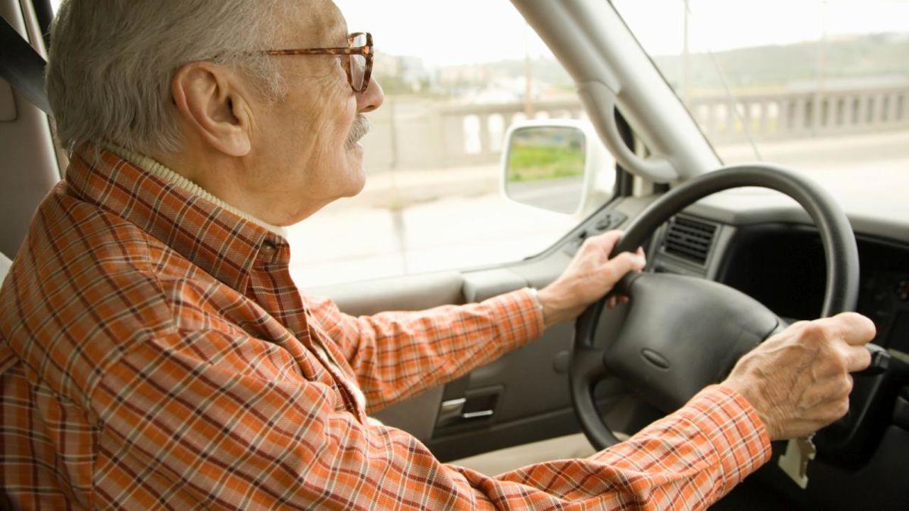 Permisele auto pentru persoanele de peste 70 de ani vor avea termen redus de valabilitate