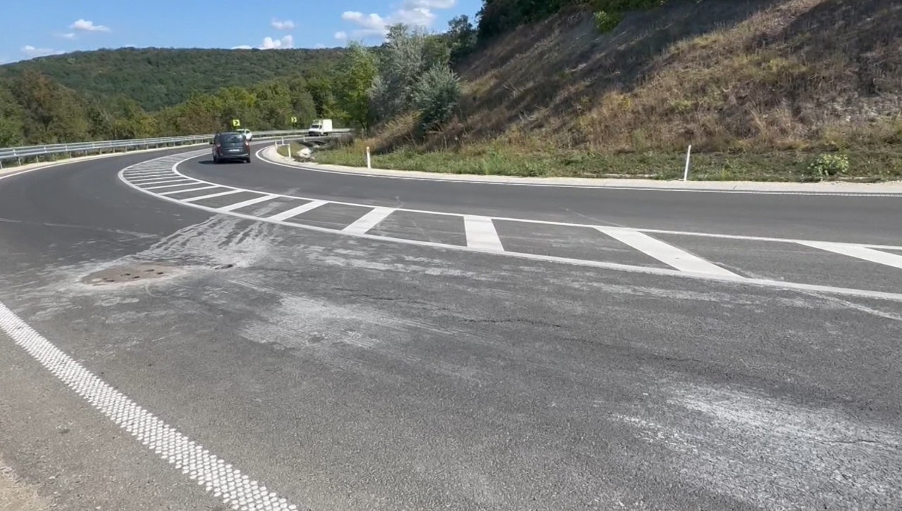 Fisuri pe drumul Hâncești-Lăpușna, aflat în plin proces de reabilitare. AND: „Vom stabili motivul”