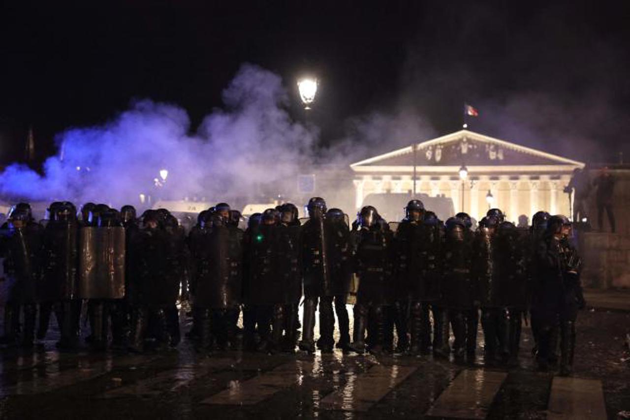 Новые протесты во Франции из-за повышения пенсионного возраста. Париж в огне; полиция применила слезоточивый газ