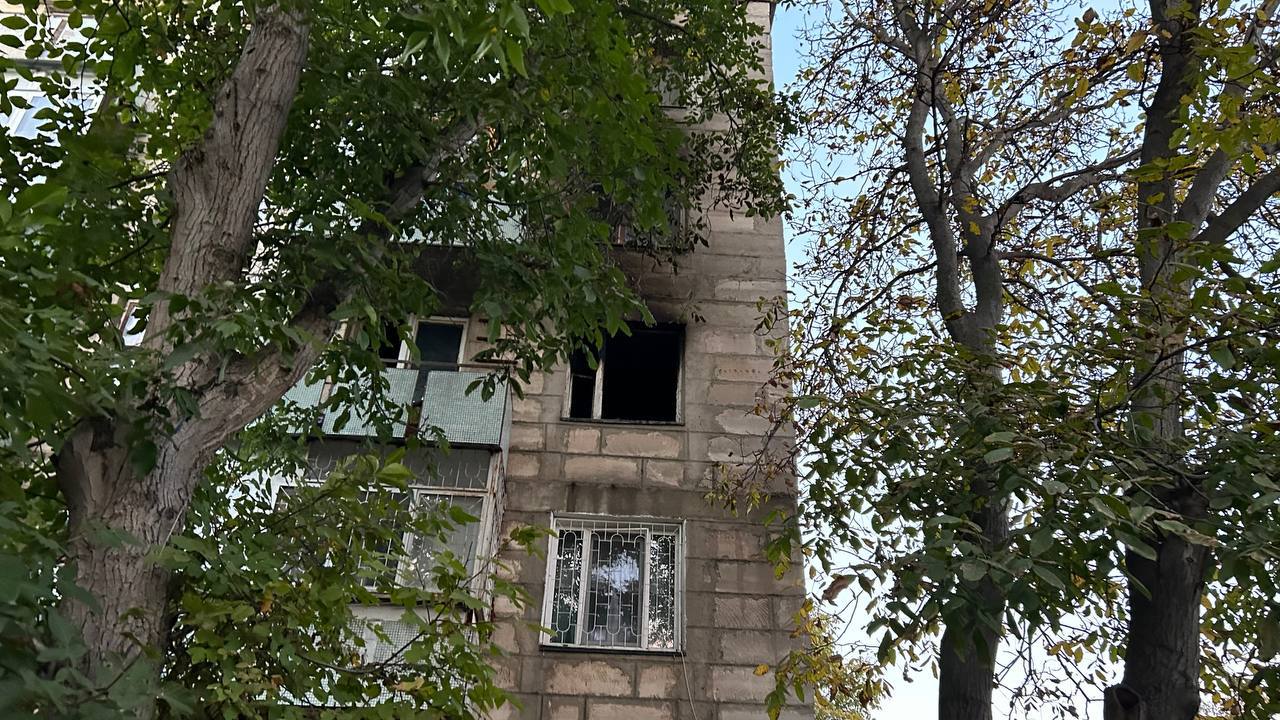 Un apartament, cuprins de flăcări în orașul Durlești. Trei echipaje de pompieri, la fața locului