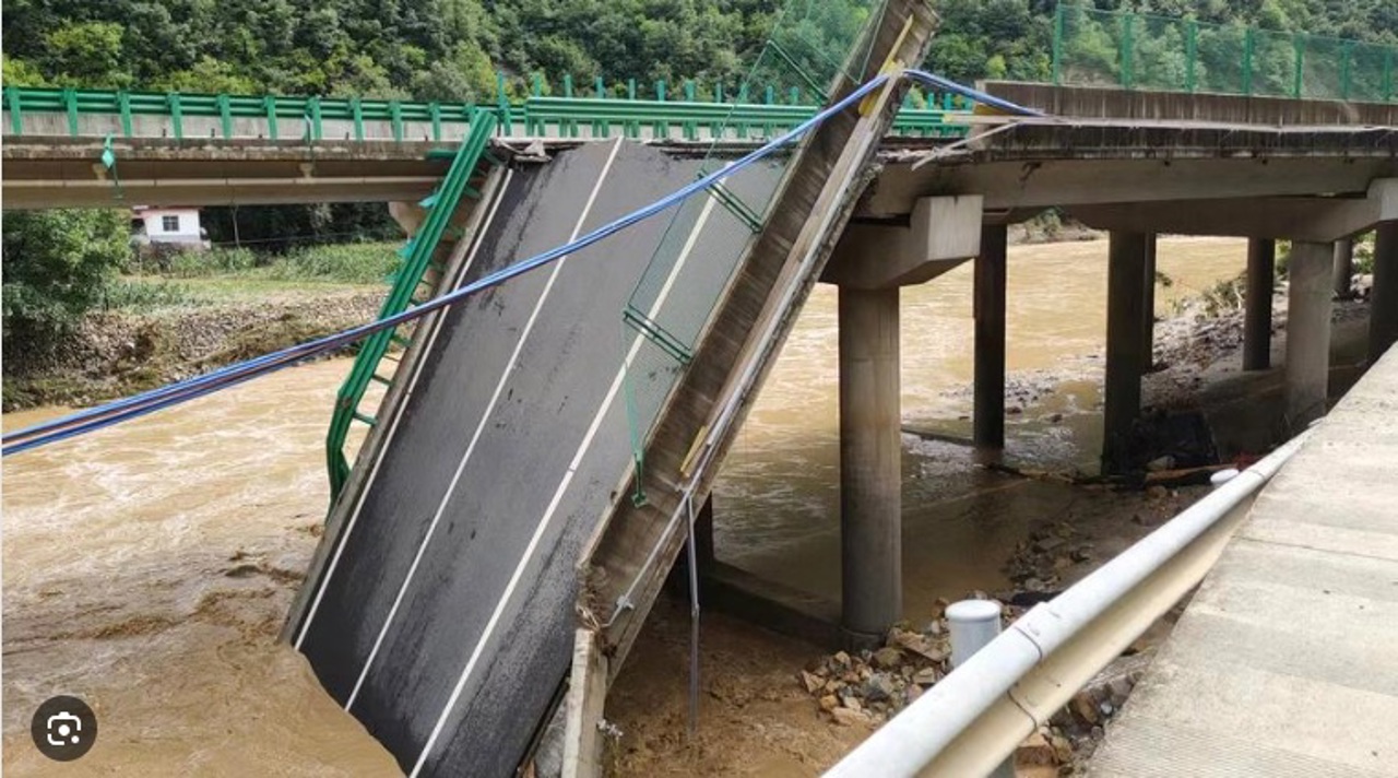 Обрушение автомобильного моста в Китае: погибли минимум 11 человек