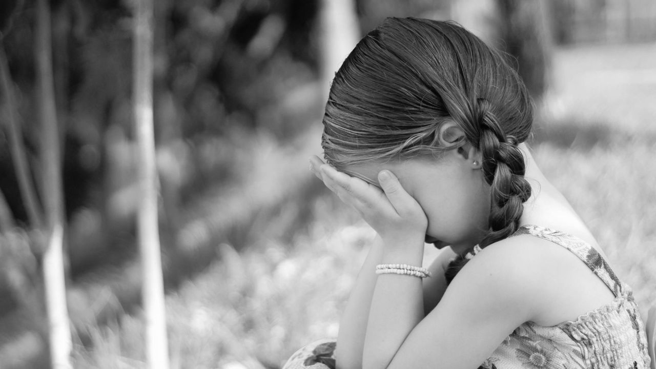 Și-a „vândut” fiica de șase ani pentru 100 de lei: O mamă și-a lăsat amicul de pahar să-i abuzeze sexual copila
