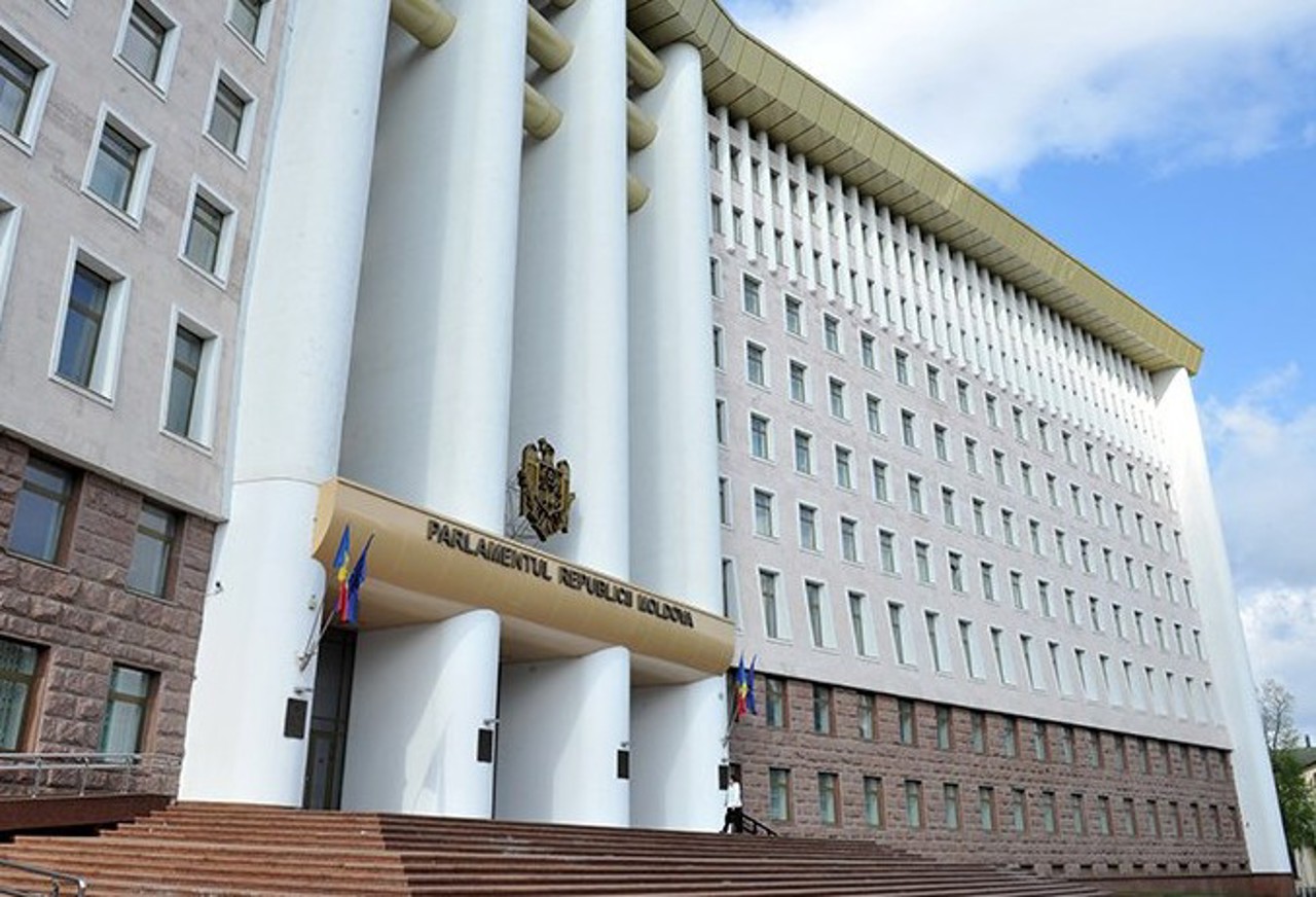 Parlamentul are un nou secretar general. Încă doi deputați renunță la mandate