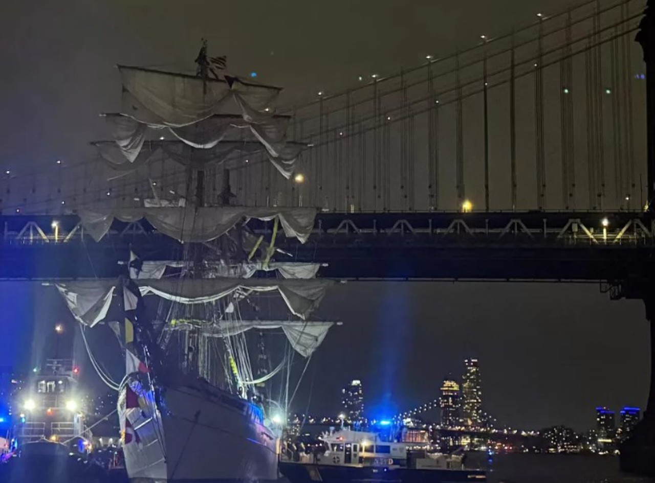 Парусник ВМС Мексики врезался в Бруклинский мост в Нью-Йорке