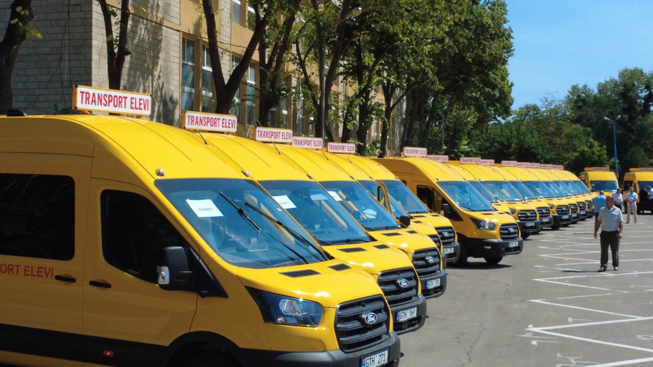 „Fiecare drum va fi spre cunoaștere”: MEC a procurat încă 57 de microbuze noi pentru copiii din sate care vor merge la școli reorganizate