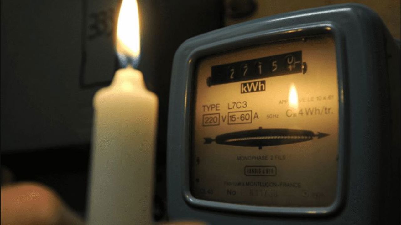 Zeci de localități mai rămân la această oră în beznă. Premier Energy: Remedierea decurge extrem de anevoios