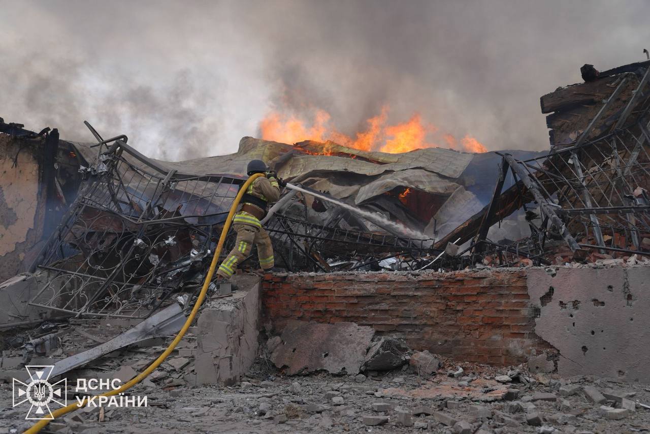 O rachetă rusească a ucis trei persoane și a rănit opt în orașul ucrainean Sumî