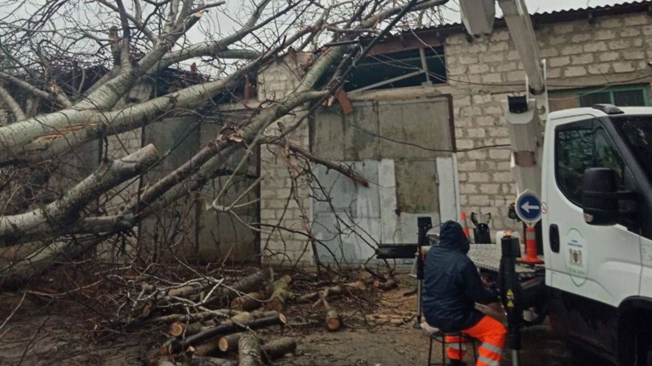 Ploile abundente au făcut ravagii în Chișinău. Serviciile municipale intervin pentru lichidarea consecințelor