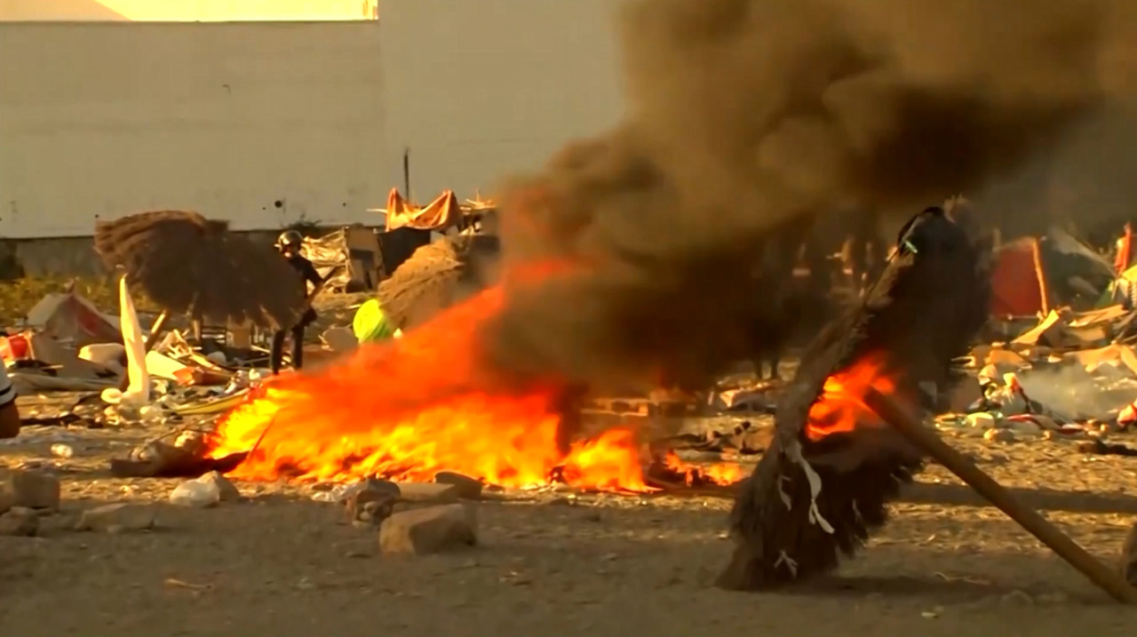 Tensiuni și violențe în Ceuta: O tabără de migranți a fost incendiată de protestatari