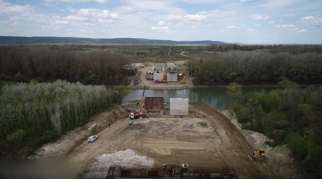 Moldova-Romania highway bridge 50% complete
