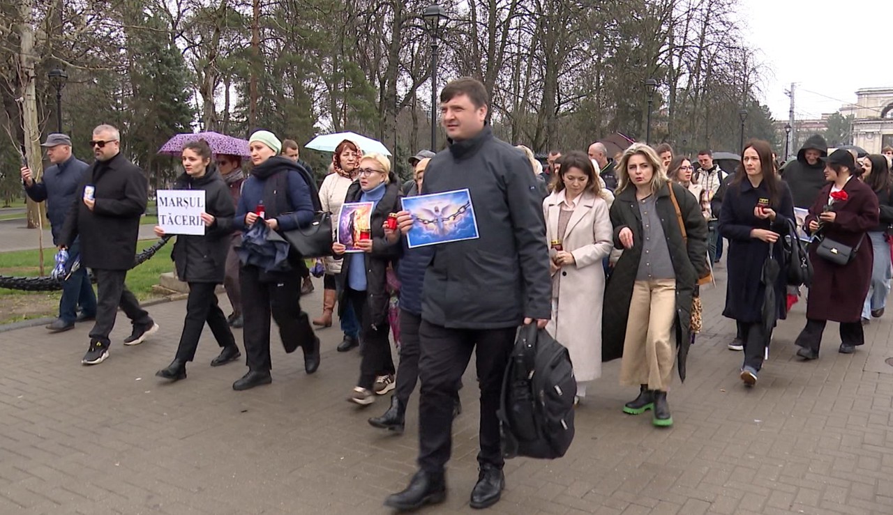 Dozens join “March of Silence” for Ludmila Vartic: “Never again”