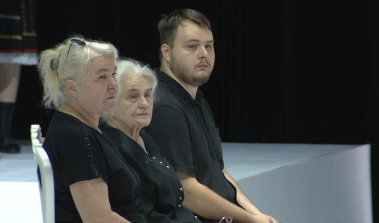 captură video/ Rudele apropiate ale lui Eugen Doga – soția Natalia, fiica Viorica și nepotul Dominic, lângă sicriul cu trupul neînsuflețit al maestrului, depus la Palatul Național „Nicolae Sulac”.