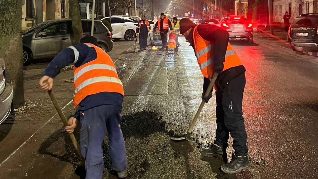 Asfalt surpat pe strada 31 August din Chișinău. O avarie la o conductă a provocat apariția unei gropi