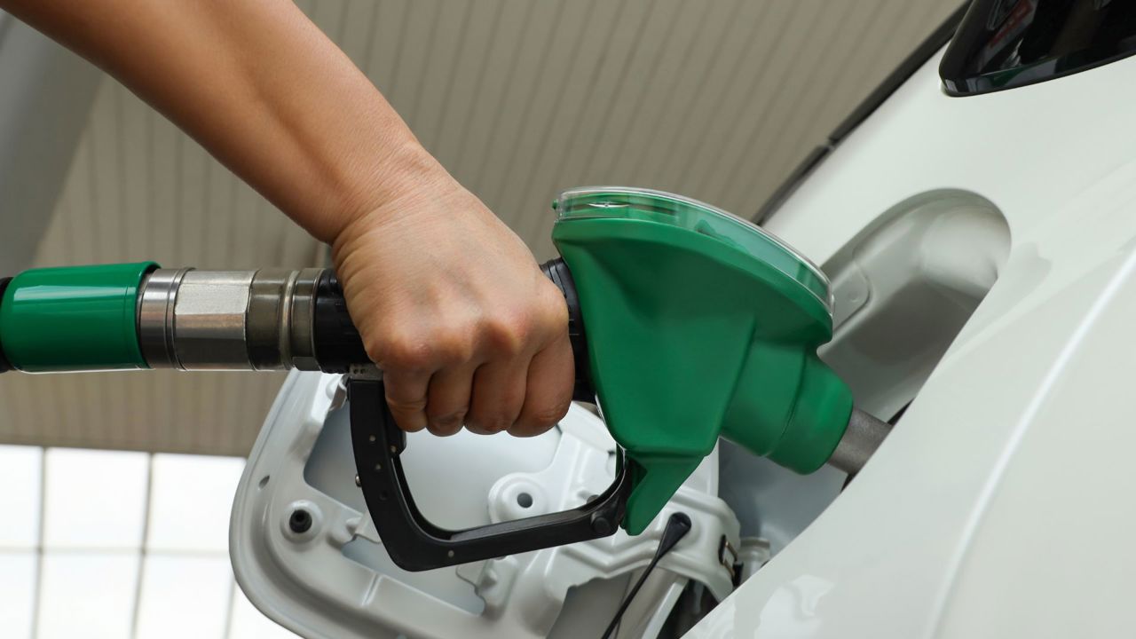 Scad prețurile la pompă: Motorina coboară sub 26 de lei, iar benzina sub 28 de lei