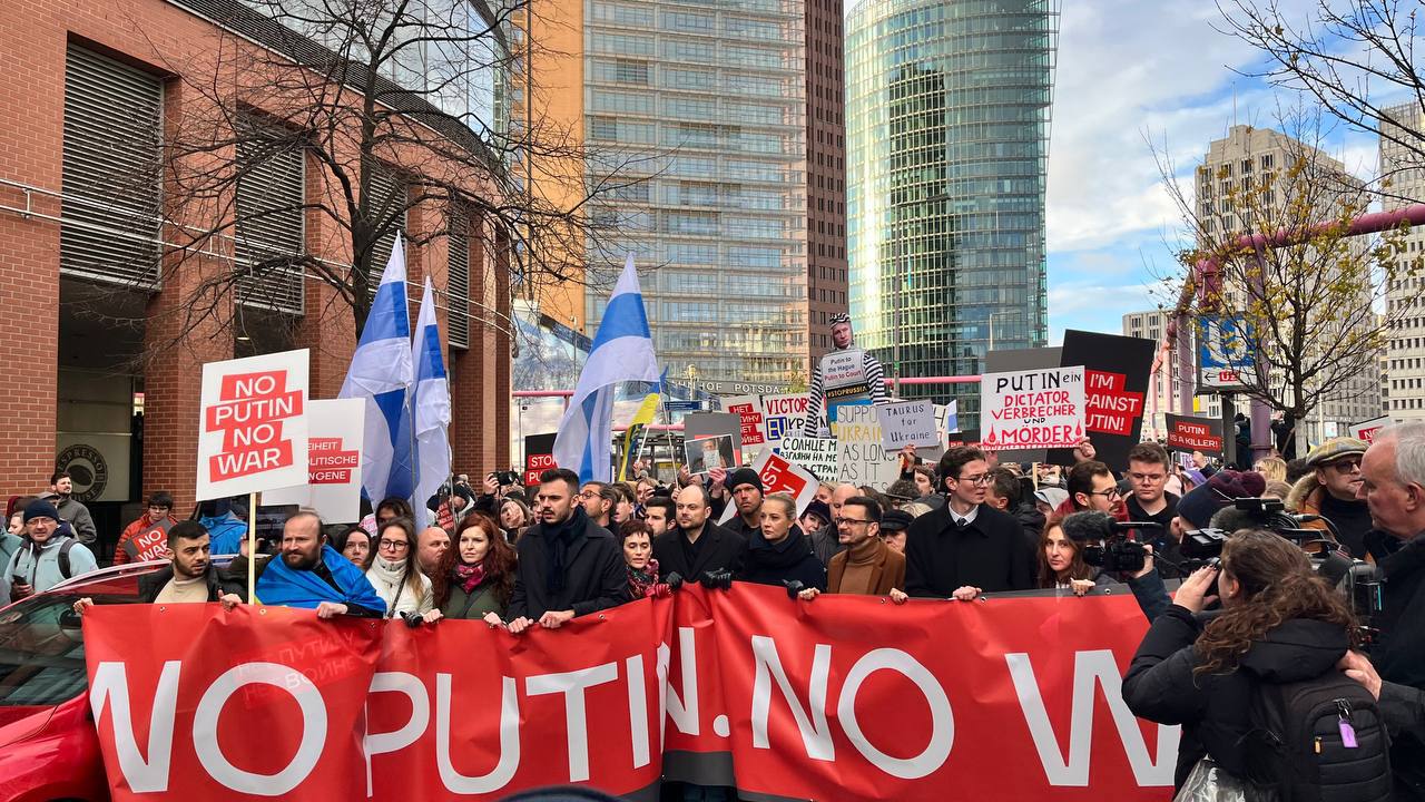 Berlin march: Russian opposition calls for troop withdrawal