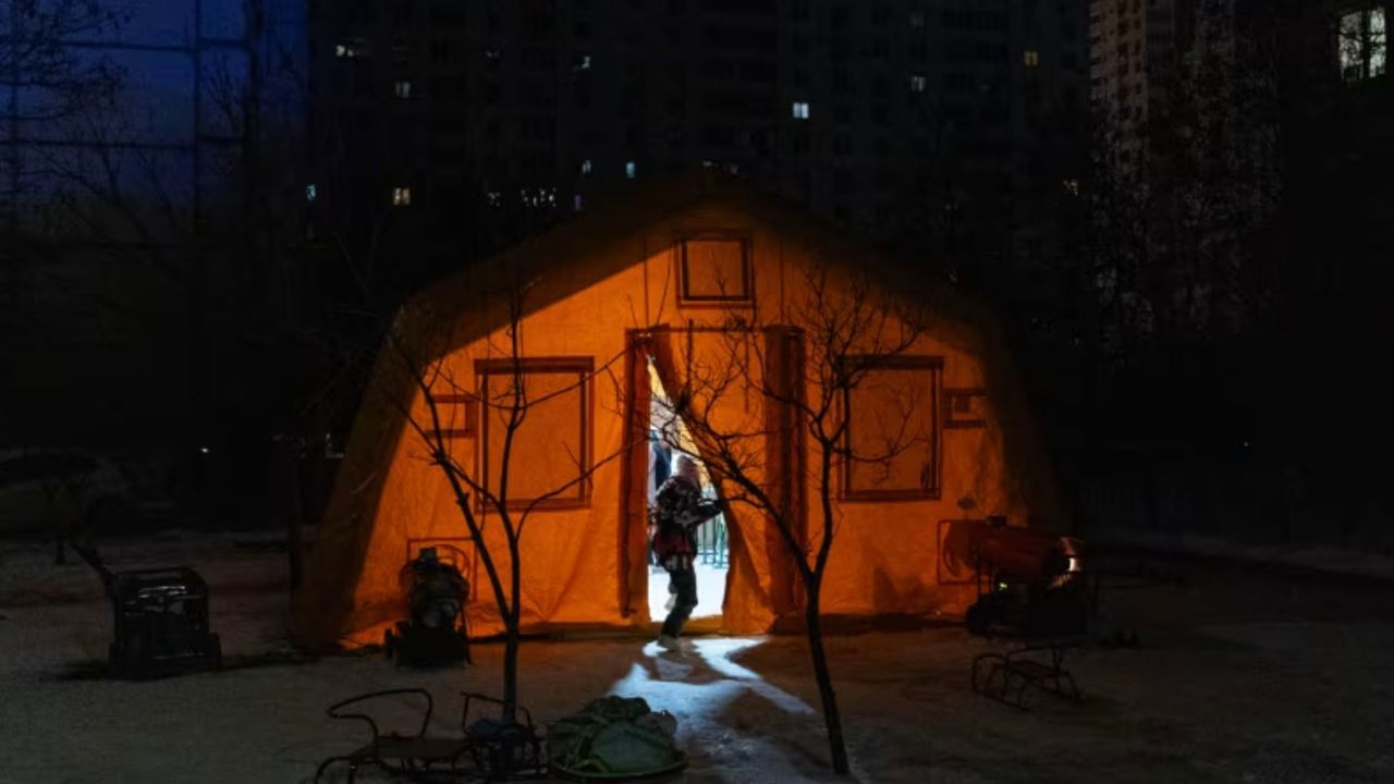 Fără lumină și căldură: 600.000 de oameni s-au refugiat din Kiev