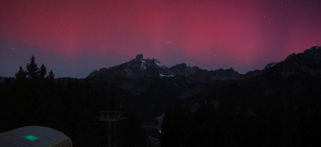 Aurora boreală, vizibilă trei nopți la rând în mai multe regiuni din lume, inclusiv în România