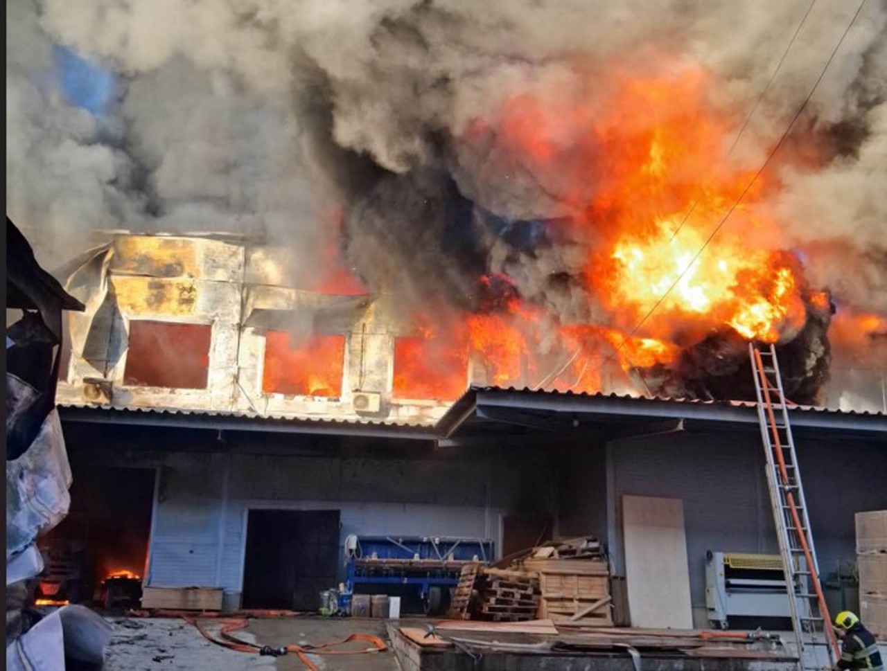 Incendiu de proporții la un depozit din Chișinău. Flăcările au cuprins o suprafață imensă
