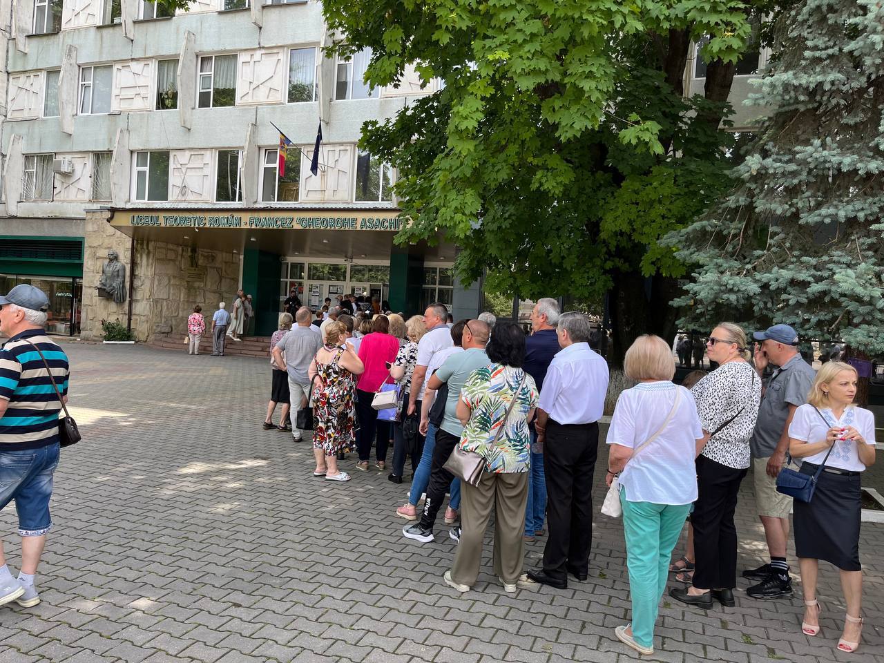 (ФОТО) "Доказательство гражданской ответственности": на избирательных участках в Кишиневе по выборам в Европарламент выстроились очереди