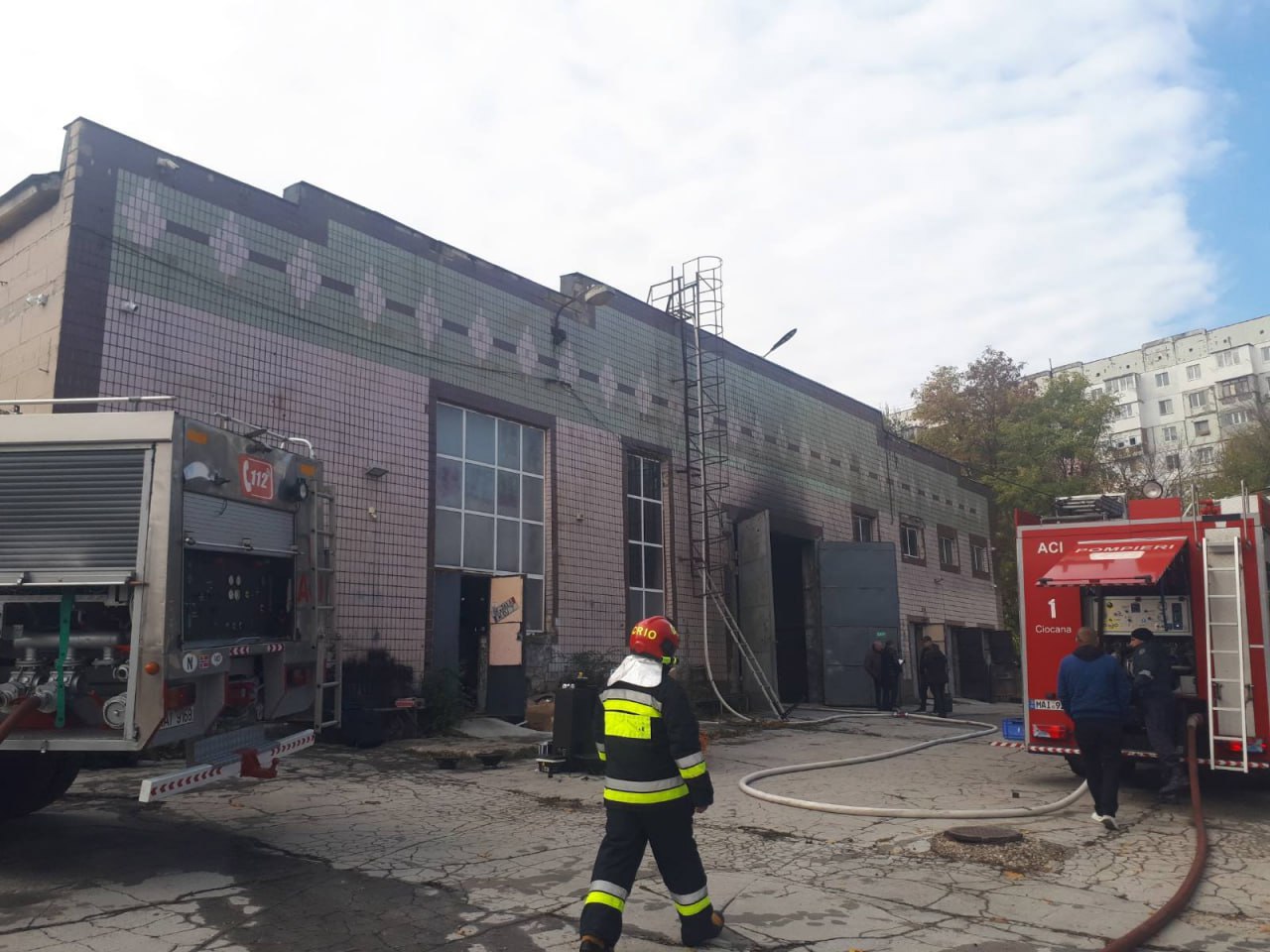 В Кишиневе охвачен пламенем склад с электрооборудованием, мебелью и древесиной