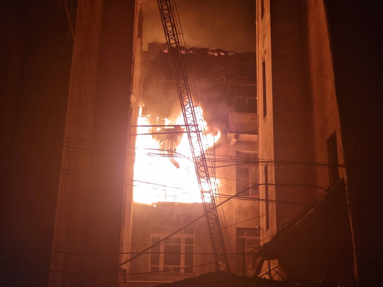 Rusia lovește din nou Ucraina cu drone: copii răniți la Harkov, incendii și distrugeri de infrastructură la Odesa și Sumî