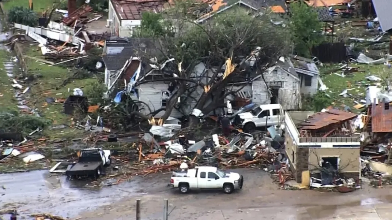 Смертоносная серия торнадо в США: пять жертв, десятки разрушенных домов, тысячи людей без электричества
