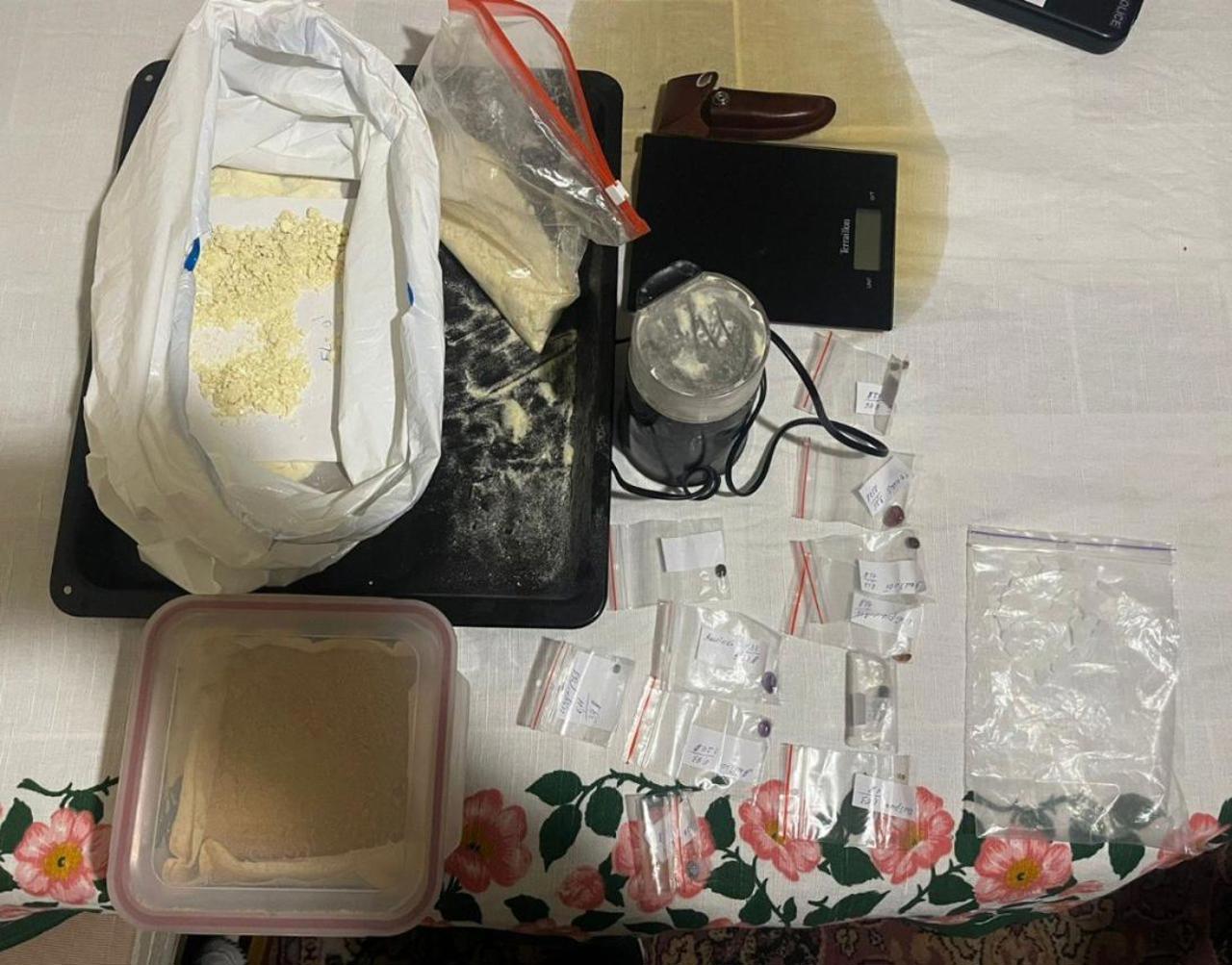 Droguri de peste 450.000 de lei, descoperite într-o locuință din Anenii Noi: membru important al unei grupări infracționale, reținut pentru 30 de zile