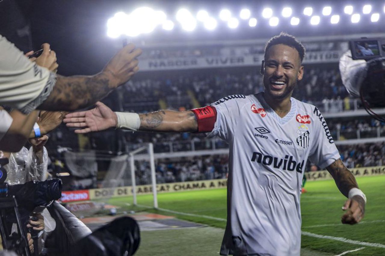 Neymar, eroul echipei Santos într-un meci din campionatul Braziliei