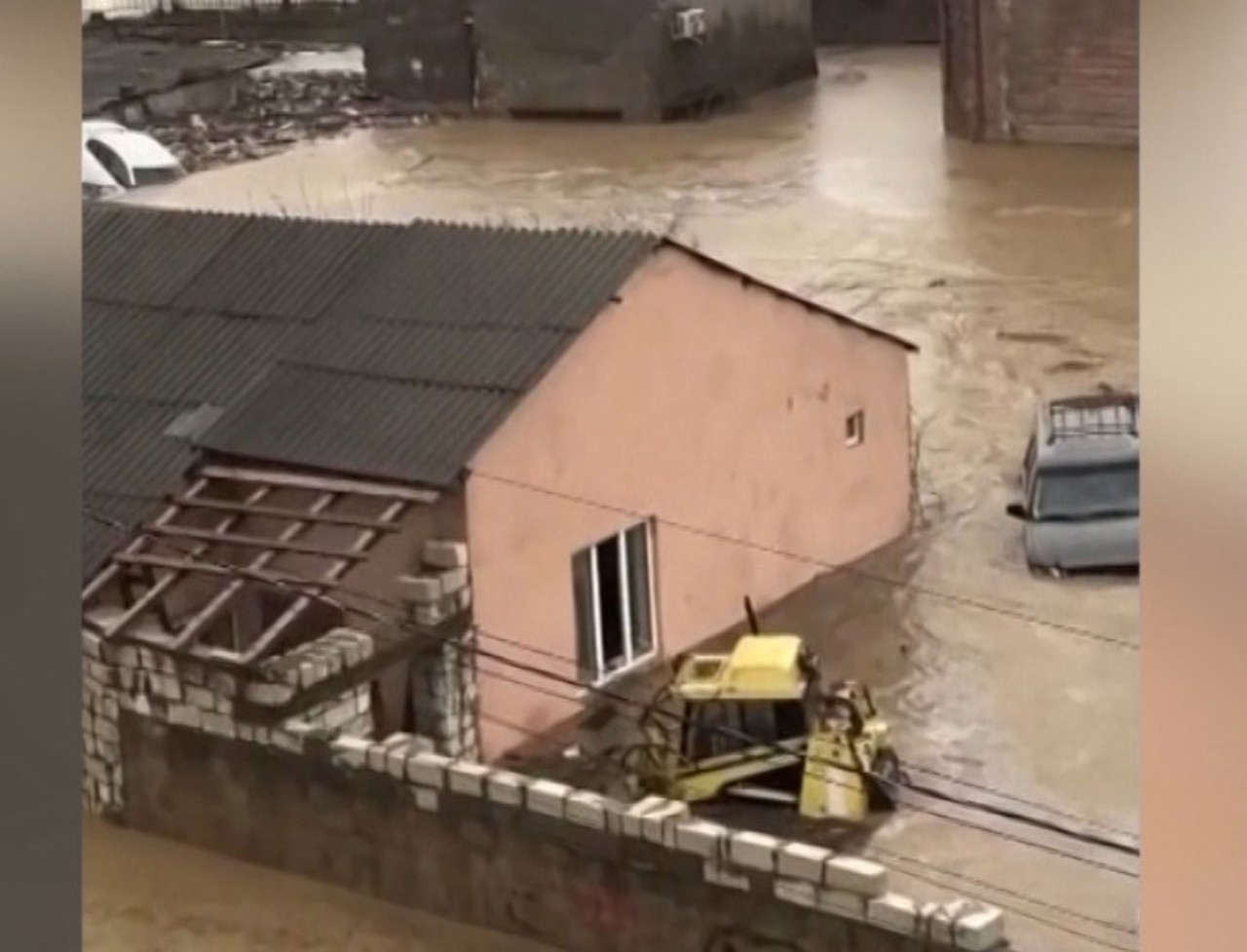 Inundații puternice în sudul Rusiei. Oameni evacuați, sute de case și infrastructura au fost distruse 