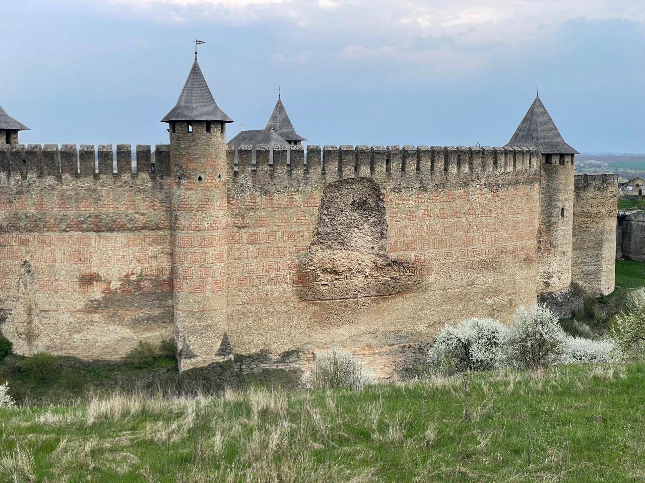 В Черновицкой области обрушилась часть стены Хотинской крепости 