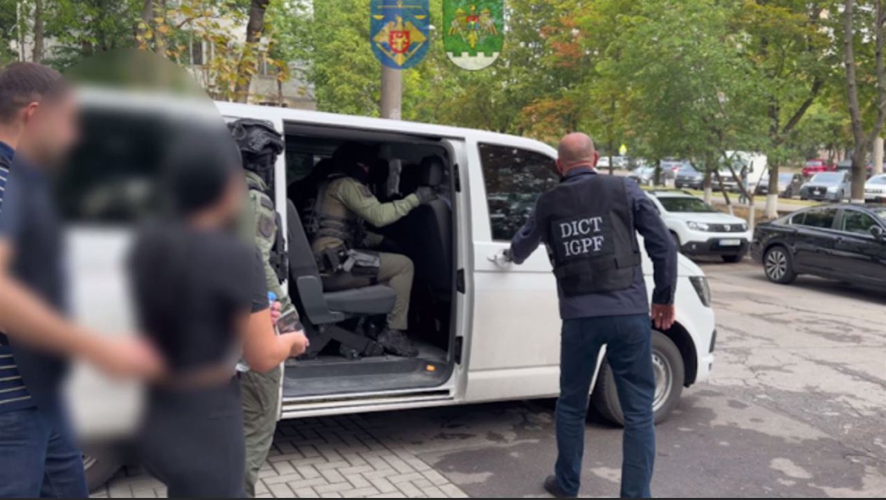 Doi concubini, reținuți la Chișinău într-un dosar de trafic de persoane. Cel puțin cinci femei exploatate sexual